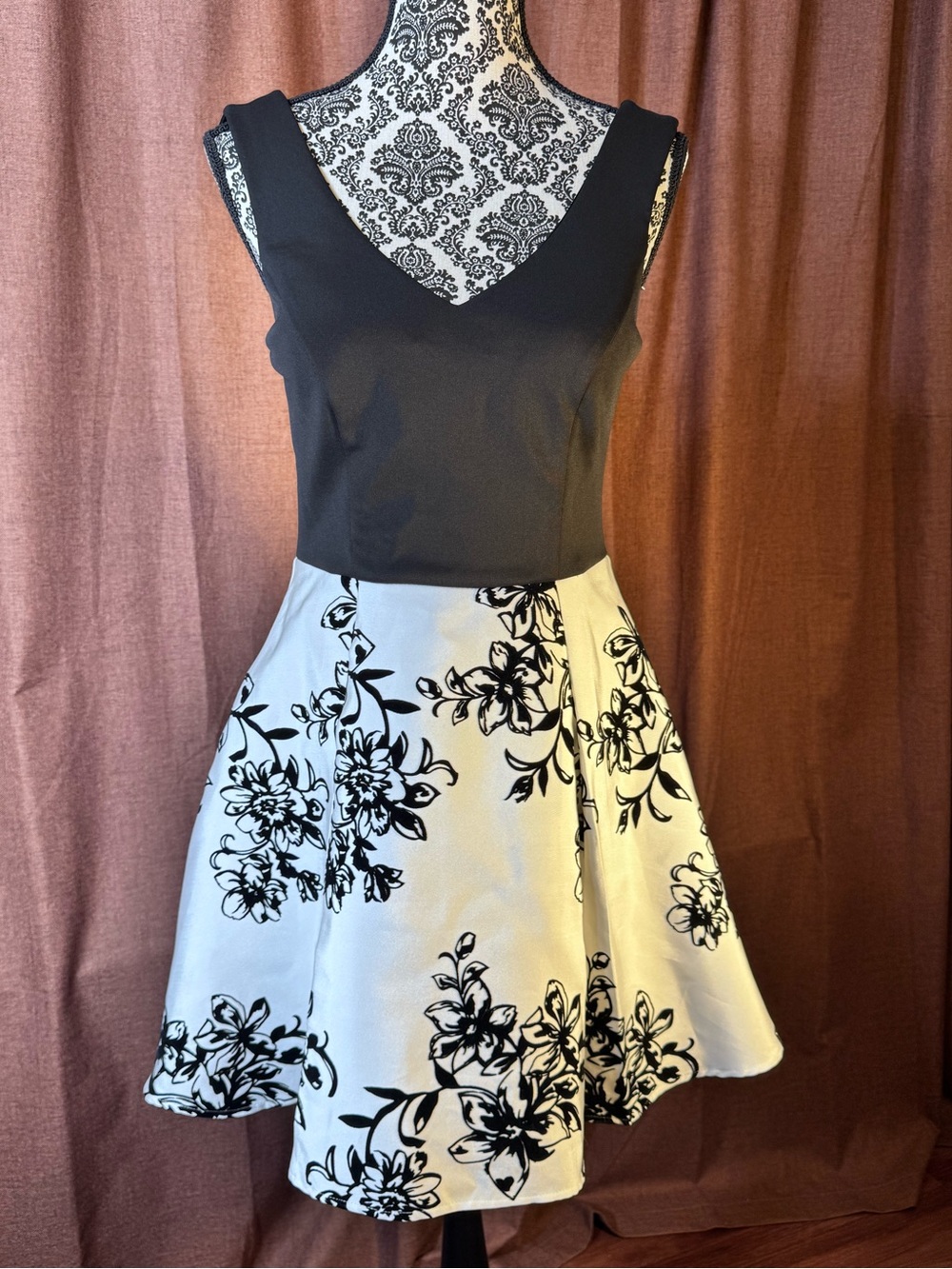 Social Couture Black & White Velvet Floral Fit-and-Flare Dress size M - Picture 8 of 9